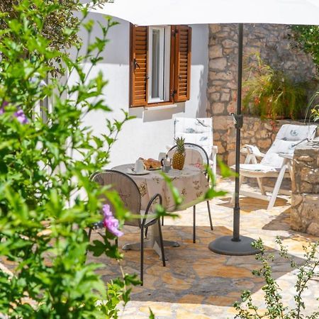 Apartments Jelena Supetar - Four Apartments - A Small House With A Private Yard - Two-Room Apartment With A Sea View - Studio Apartment - Two-Room Apartment With Garden View- Free Parking Buitenkant foto