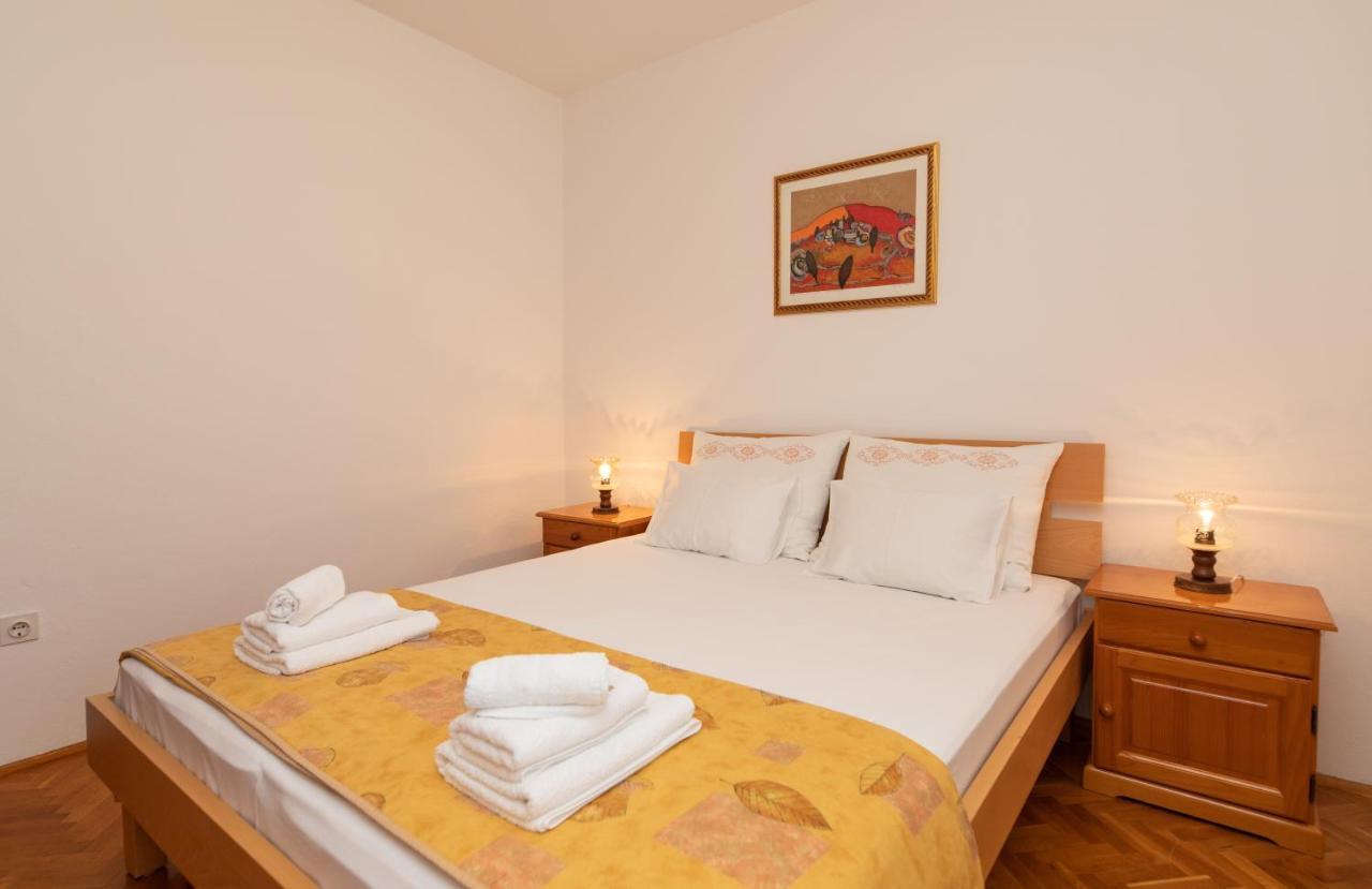 Apartments Jelena Supetar - Four Apartments - A Small House With A Private Yard - Two-Room Apartment With A Sea View - Studio Apartment - Two-Room Apartment With Garden View- Free Parking Buitenkant foto