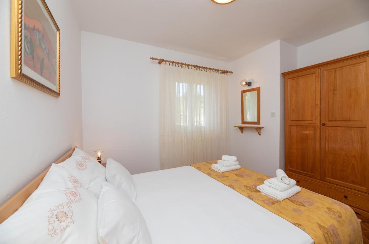 Apartments Jelena Supetar - Four Apartments - A Small House With A Private Yard - Two-Room Apartment With A Sea View - Studio Apartment - Two-Room Apartment With Garden View- Free Parking Buitenkant foto