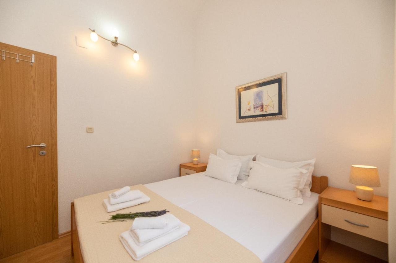 Apartments Jelena Supetar - Four Apartments - A Small House With A Private Yard - Two-Room Apartment With A Sea View - Studio Apartment - Two-Room Apartment With Garden View- Free Parking Buitenkant foto