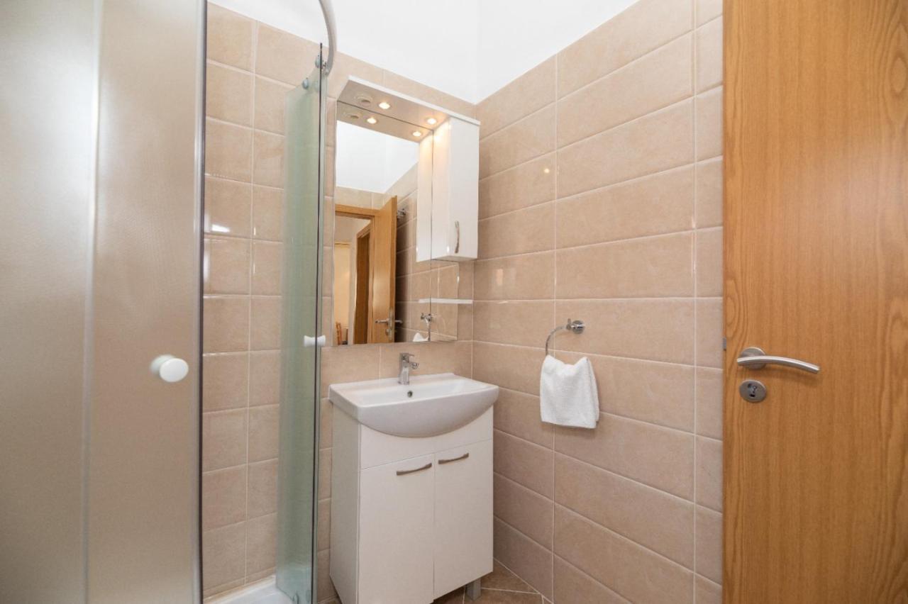 Apartments Jelena Supetar - Four Apartments - A Small House With A Private Yard - Two-Room Apartment With A Sea View - Studio Apartment - Two-Room Apartment With Garden View- Free Parking Buitenkant foto