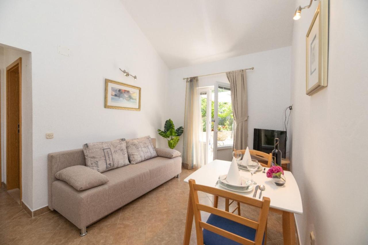Apartments Jelena Supetar - Four Apartments - A Small House With A Private Yard - Two-Room Apartment With A Sea View - Studio Apartment - Two-Room Apartment With Garden View- Free Parking Buitenkant foto