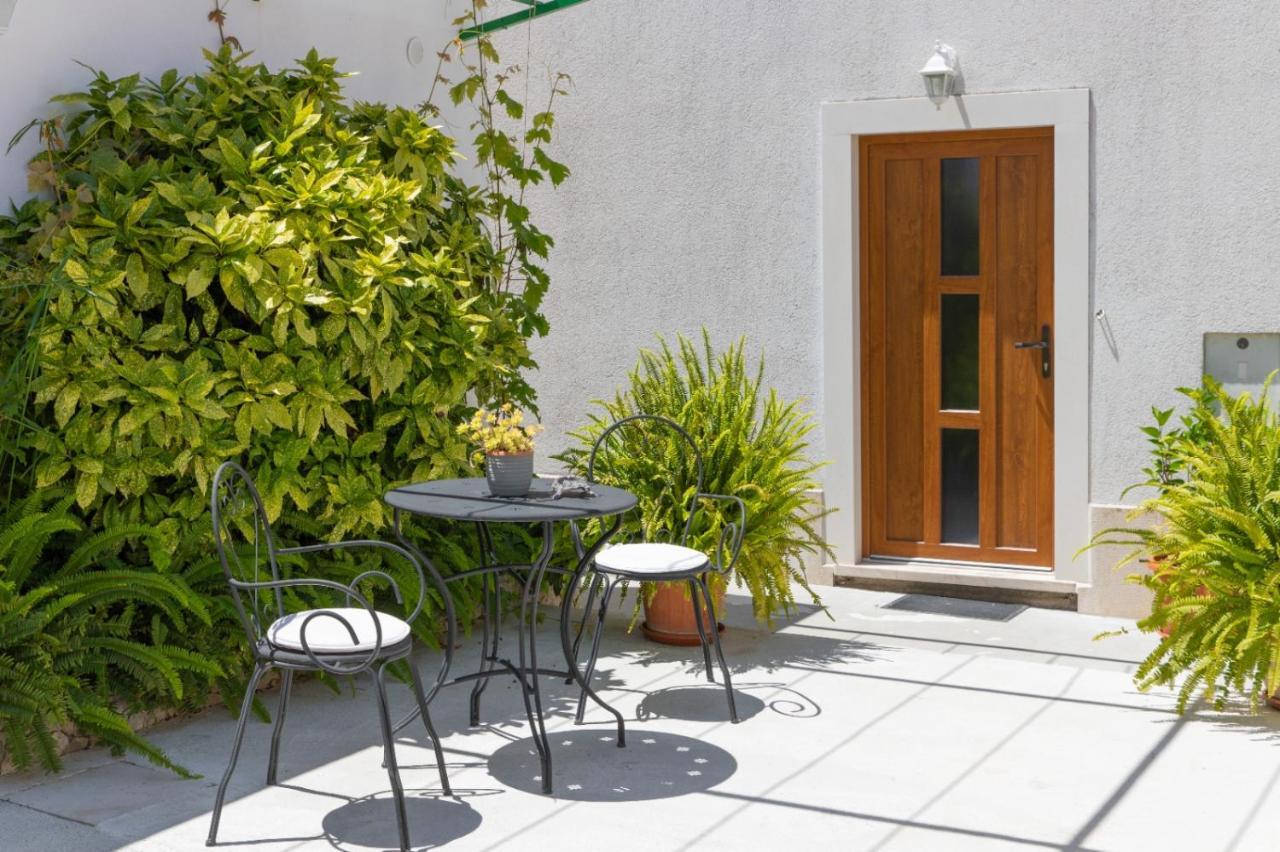 Apartments Jelena Supetar - Four Apartments - A Small House With A Private Yard - Two-Room Apartment With A Sea View - Studio Apartment - Two-Room Apartment With Garden View- Free Parking Buitenkant foto