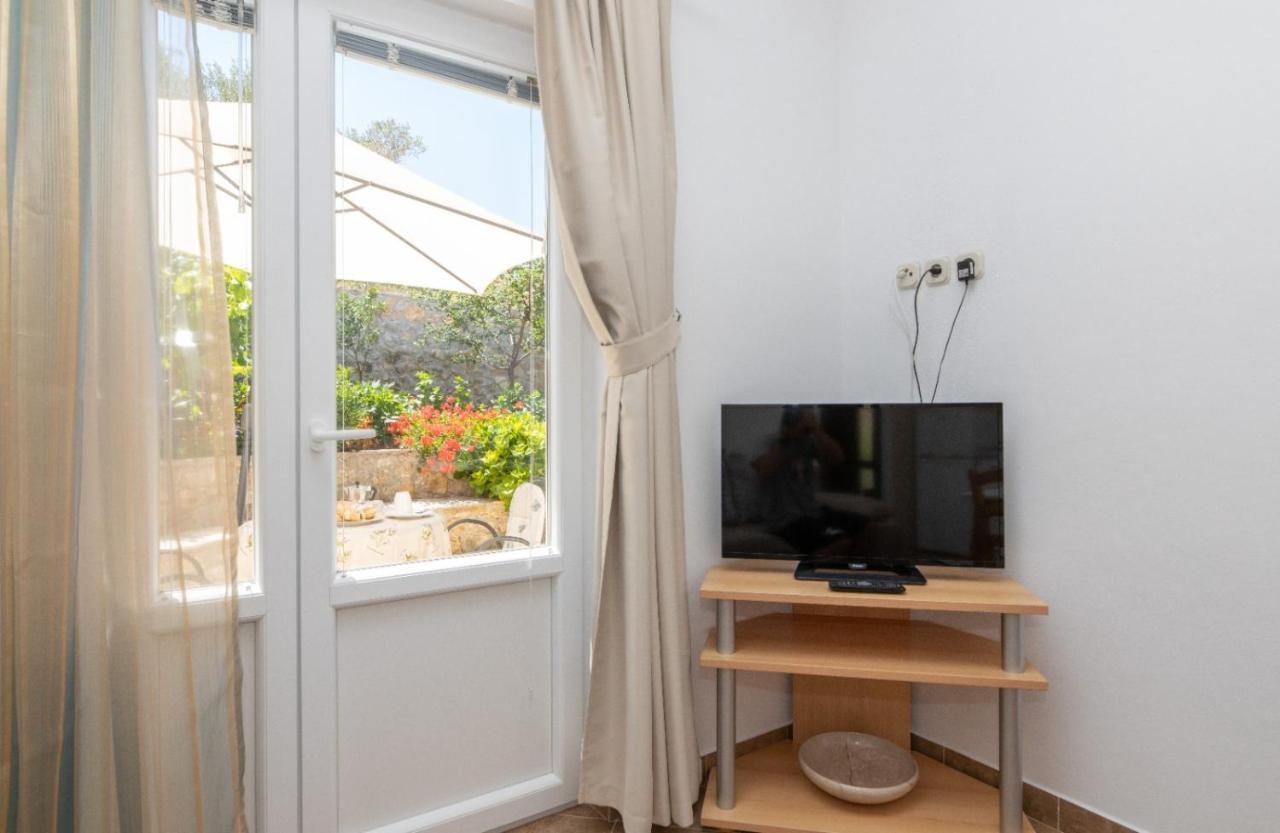 Apartments Jelena Supetar - Four Apartments - A Small House With A Private Yard - Two-Room Apartment With A Sea View - Studio Apartment - Two-Room Apartment With Garden View- Free Parking Buitenkant foto