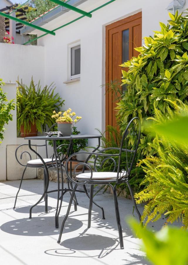 Apartments Jelena Supetar - Four Apartments - A Small House With A Private Yard - Two-Room Apartment With A Sea View - Studio Apartment - Two-Room Apartment With Garden View- Free Parking Buitenkant foto