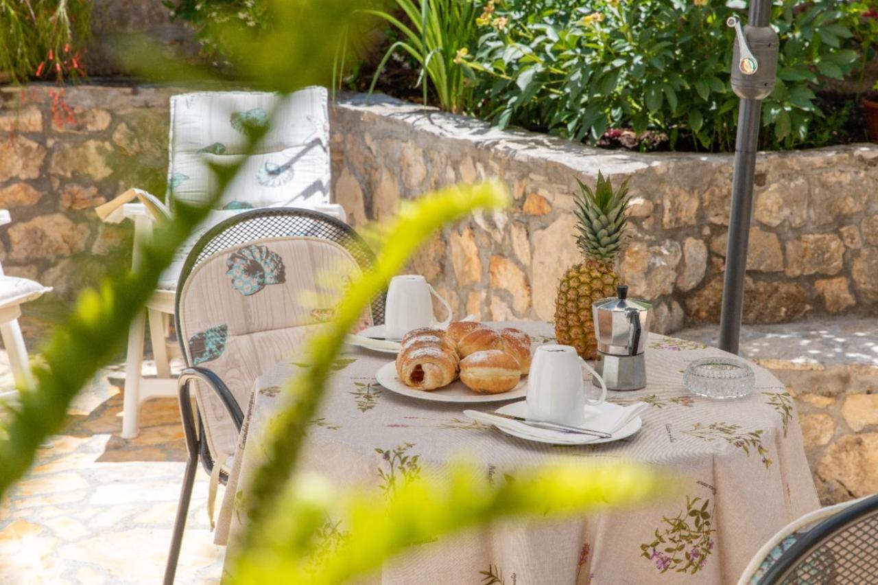 Apartments Jelena Supetar - Four Apartments - A Small House With A Private Yard - Two-Room Apartment With A Sea View - Studio Apartment - Two-Room Apartment With Garden View- Free Parking Buitenkant foto