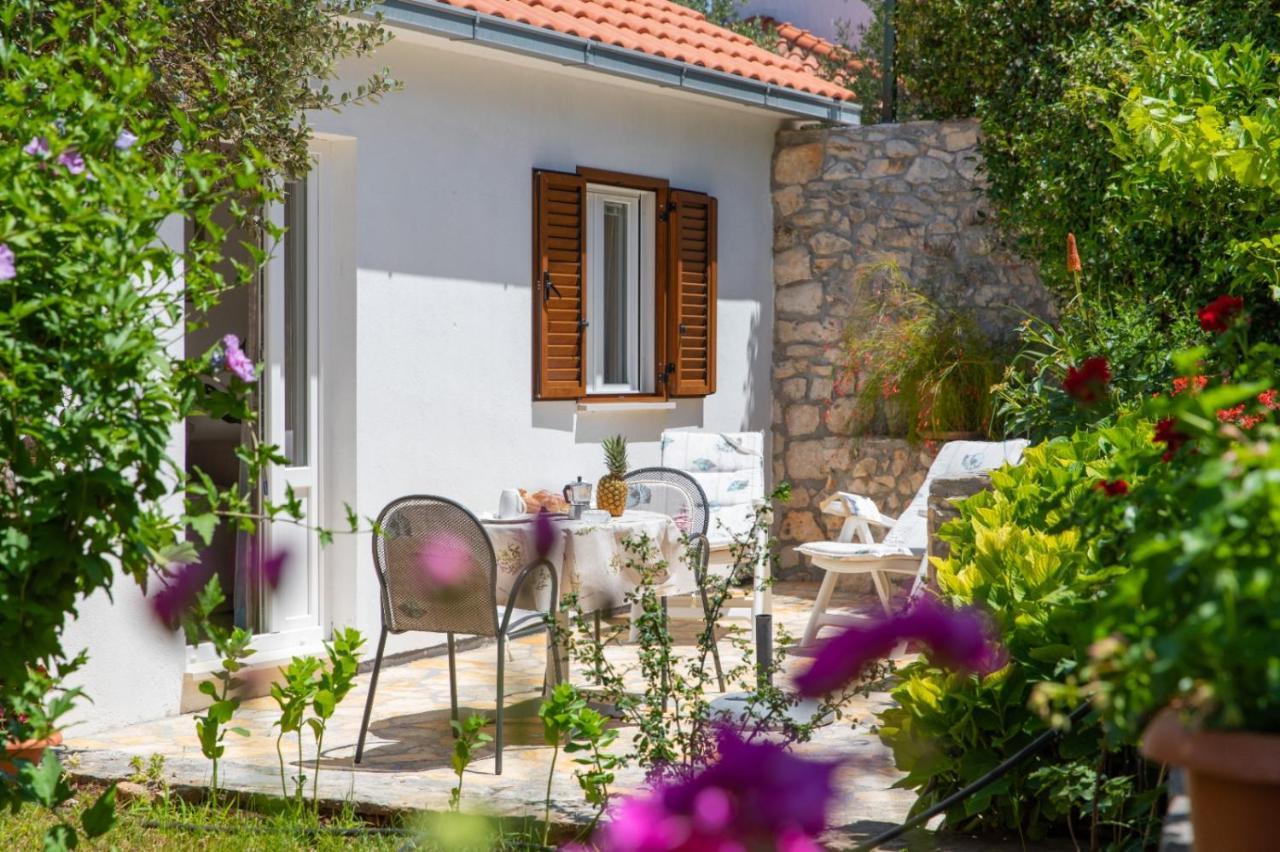Apartments Jelena Supetar - Four Apartments - A Small House With A Private Yard - Two-Room Apartment With A Sea View - Studio Apartment - Two-Room Apartment With Garden View- Free Parking Buitenkant foto