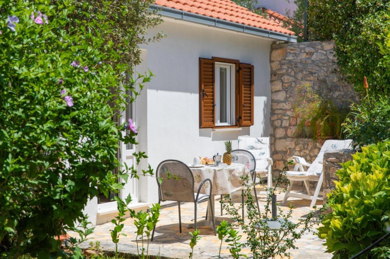 Apartments Jelena Supetar - Four Apartments - A Small House With A Private Yard - Two-Room Apartment With A Sea View - Studio Apartment - Two-Room Apartment With Garden View- Free Parking Buitenkant foto