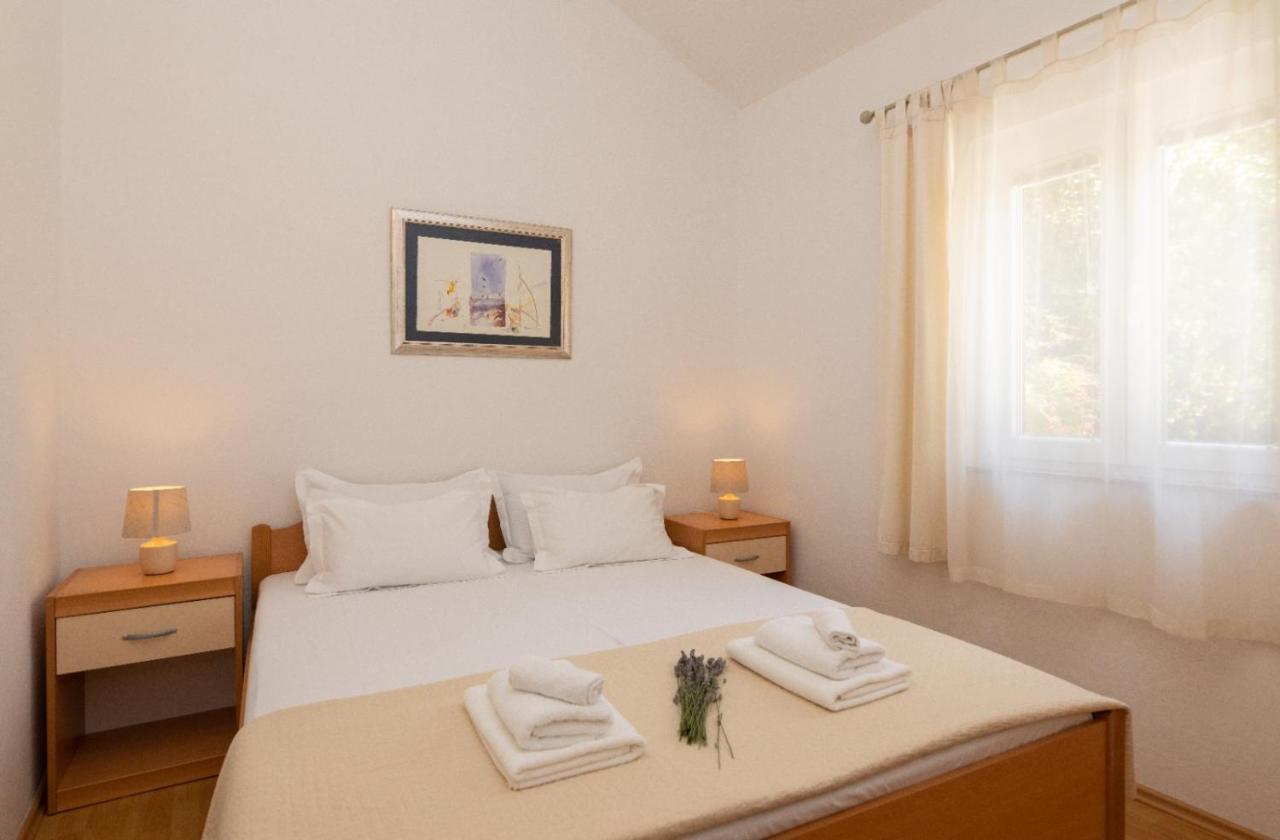 Apartments Jelena Supetar - Four Apartments - A Small House With A Private Yard - Two-Room Apartment With A Sea View - Studio Apartment - Two-Room Apartment With Garden View- Free Parking Buitenkant foto