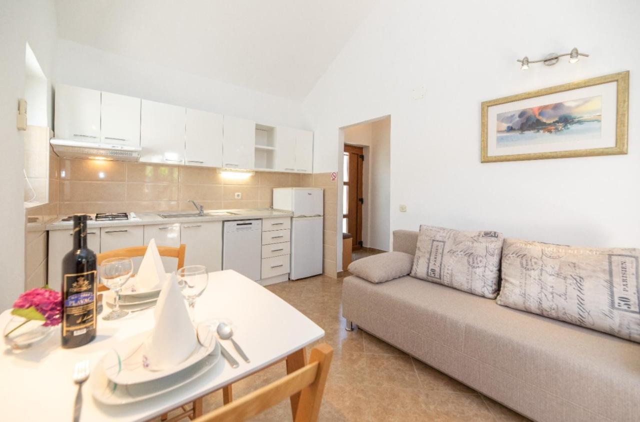 Apartments Jelena Supetar - Four Apartments - A Small House With A Private Yard - Two-Room Apartment With A Sea View - Studio Apartment - Two-Room Apartment With Garden View- Free Parking Buitenkant foto