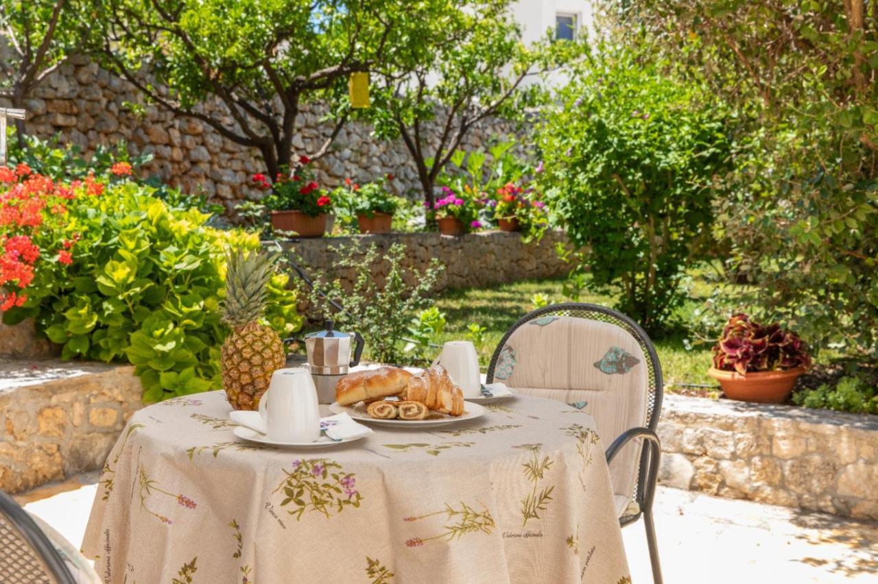 Apartments Jelena Supetar - Four Apartments - A Small House With A Private Yard - Two-Room Apartment With A Sea View - Studio Apartment - Two-Room Apartment With Garden View- Free Parking Buitenkant foto