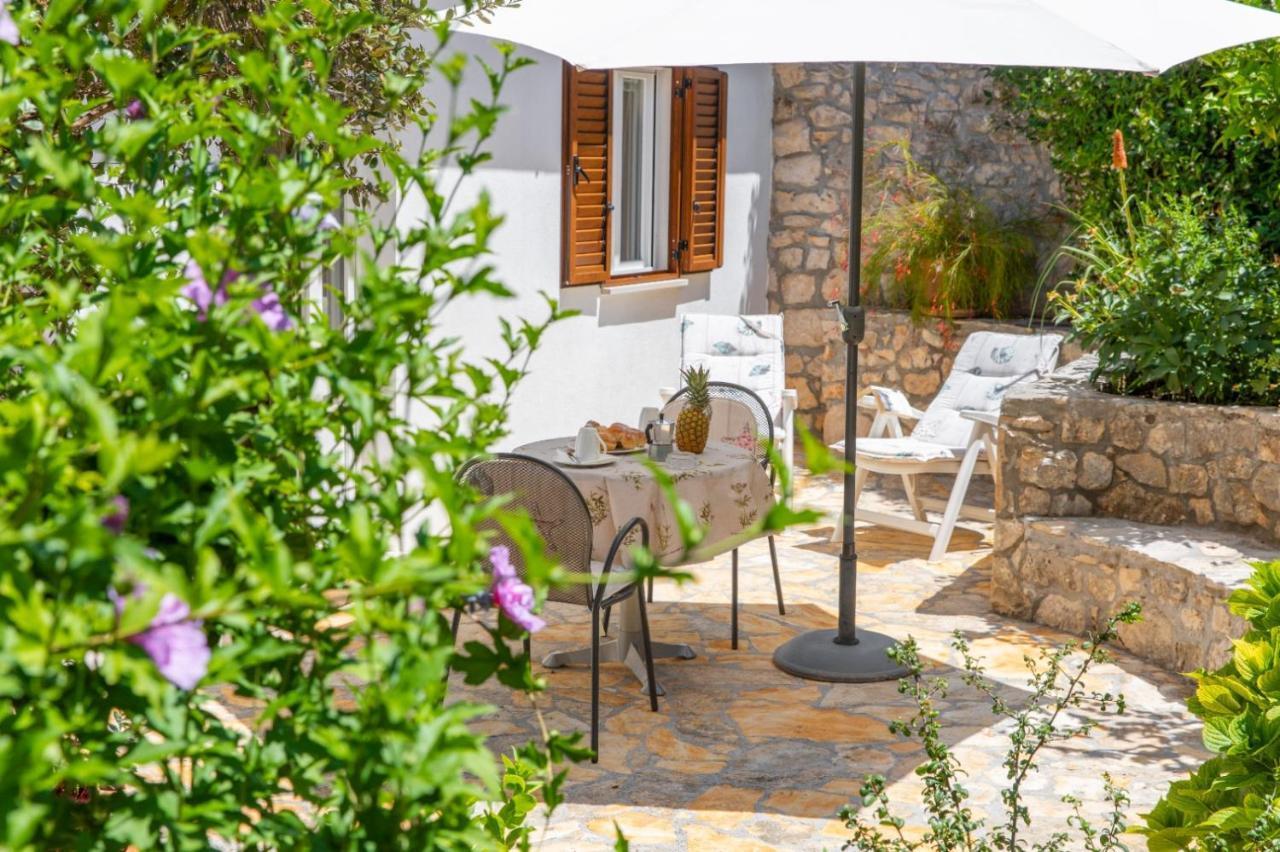 Apartments Jelena Supetar - Four Apartments - A Small House With A Private Yard - Two-Room Apartment With A Sea View - Studio Apartment - Two-Room Apartment With Garden View- Free Parking Buitenkant foto