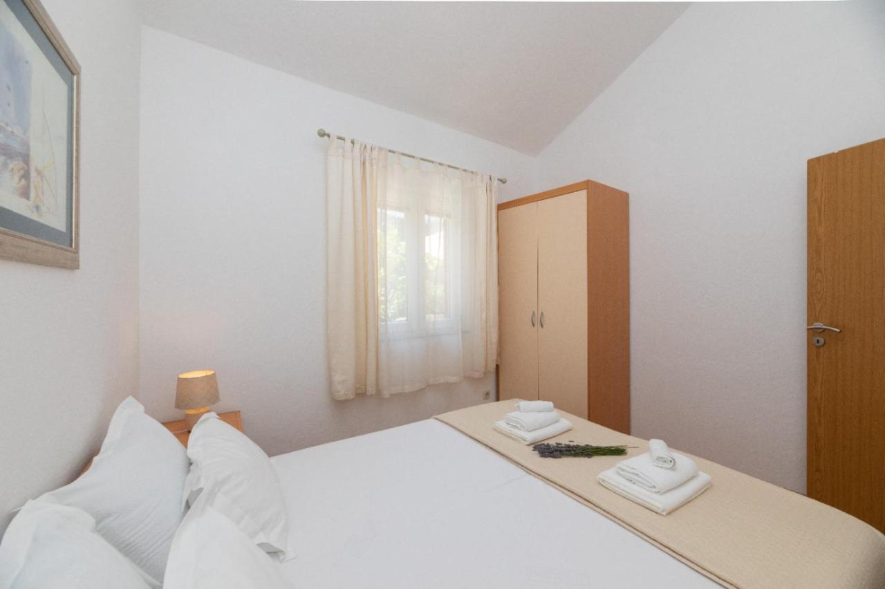 Apartments Jelena Supetar - Four Apartments - A Small House With A Private Yard - Two-Room Apartment With A Sea View - Studio Apartment - Two-Room Apartment With Garden View- Free Parking Buitenkant foto