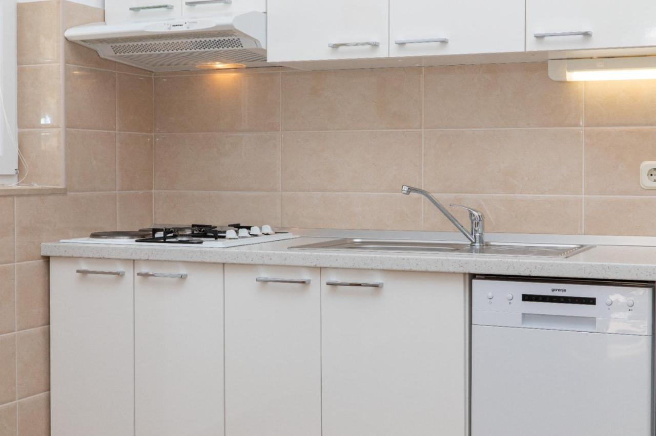Apartments Jelena Supetar - Four Apartments - A Small House With A Private Yard - Two-Room Apartment With A Sea View - Studio Apartment - Two-Room Apartment With Garden View- Free Parking Buitenkant foto
