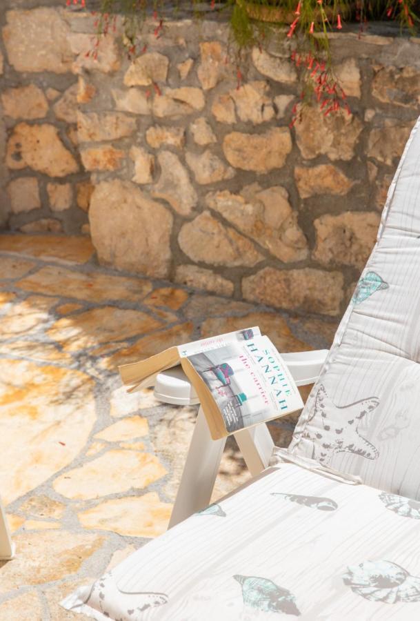 Apartments Jelena Supetar - Four Apartments - A Small House With A Private Yard - Two-Room Apartment With A Sea View - Studio Apartment - Two-Room Apartment With Garden View- Free Parking Buitenkant foto
