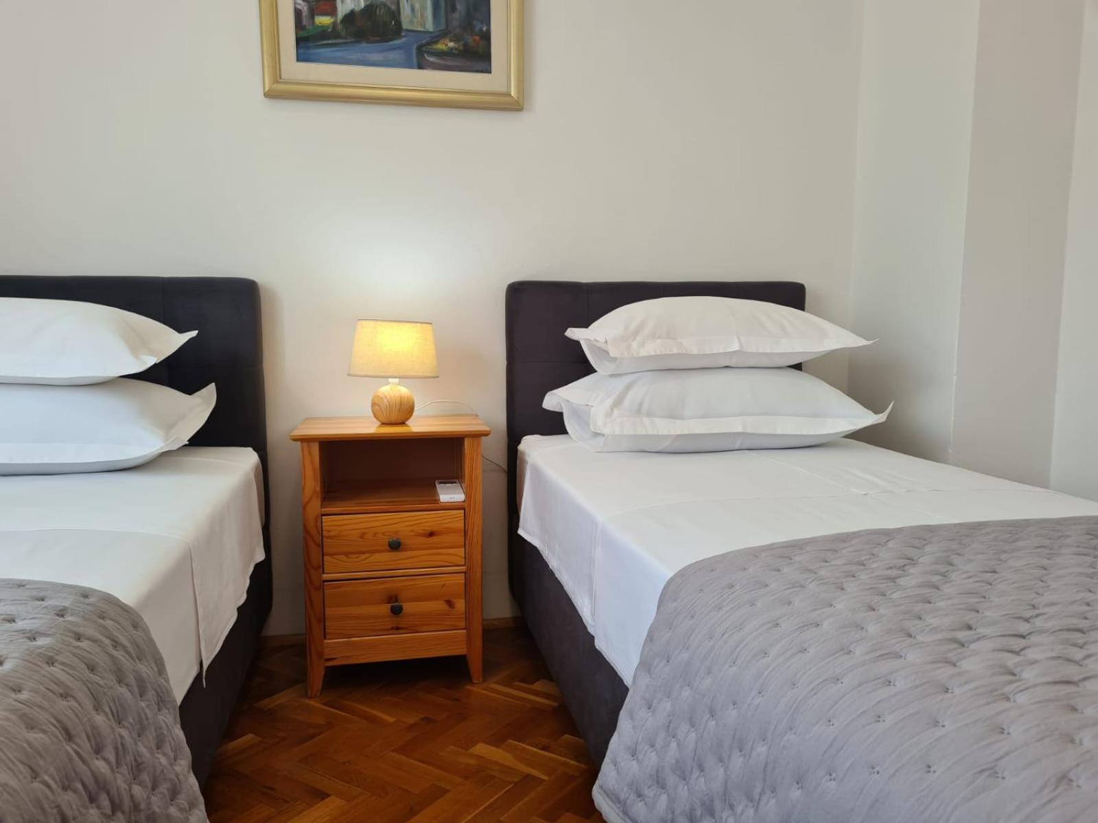Apartments Jelena Supetar - Four Apartments - A Small House With A Private Yard - Two-Room Apartment With A Sea View - Studio Apartment - Two-Room Apartment With Garden View- Free Parking Buitenkant foto