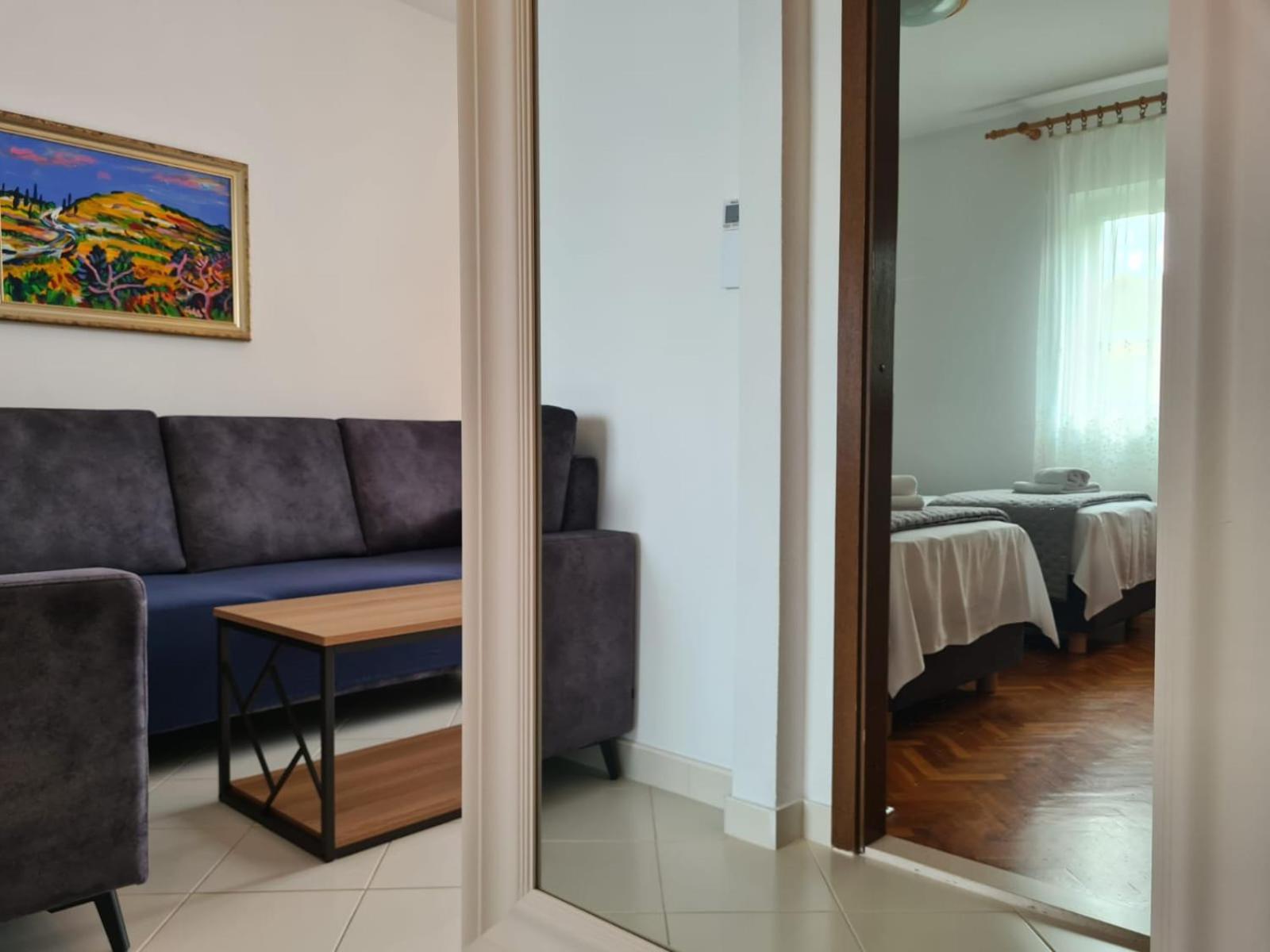 Apartments Jelena Supetar - Four Apartments - A Small House With A Private Yard - Two-Room Apartment With A Sea View - Studio Apartment - Two-Room Apartment With Garden View- Free Parking Buitenkant foto