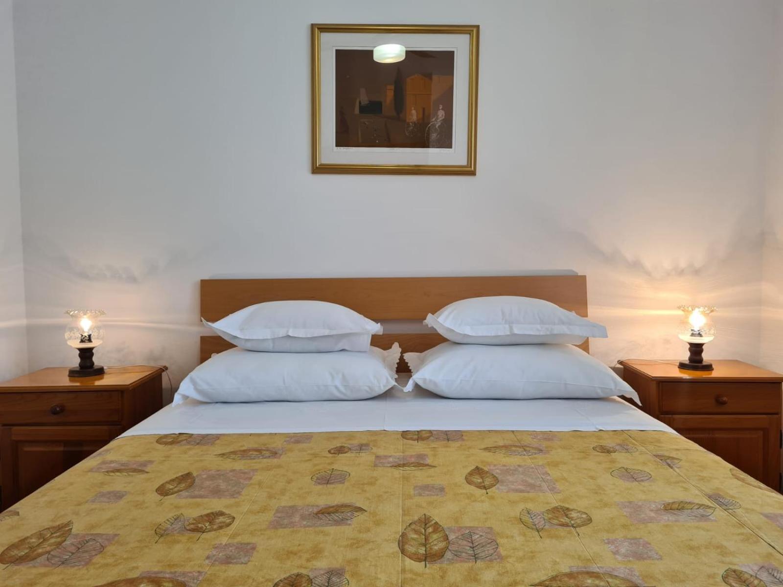 Apartments Jelena Supetar - Four Apartments - A Small House With A Private Yard - Two-Room Apartment With A Sea View - Studio Apartment - Two-Room Apartment With Garden View- Free Parking Buitenkant foto