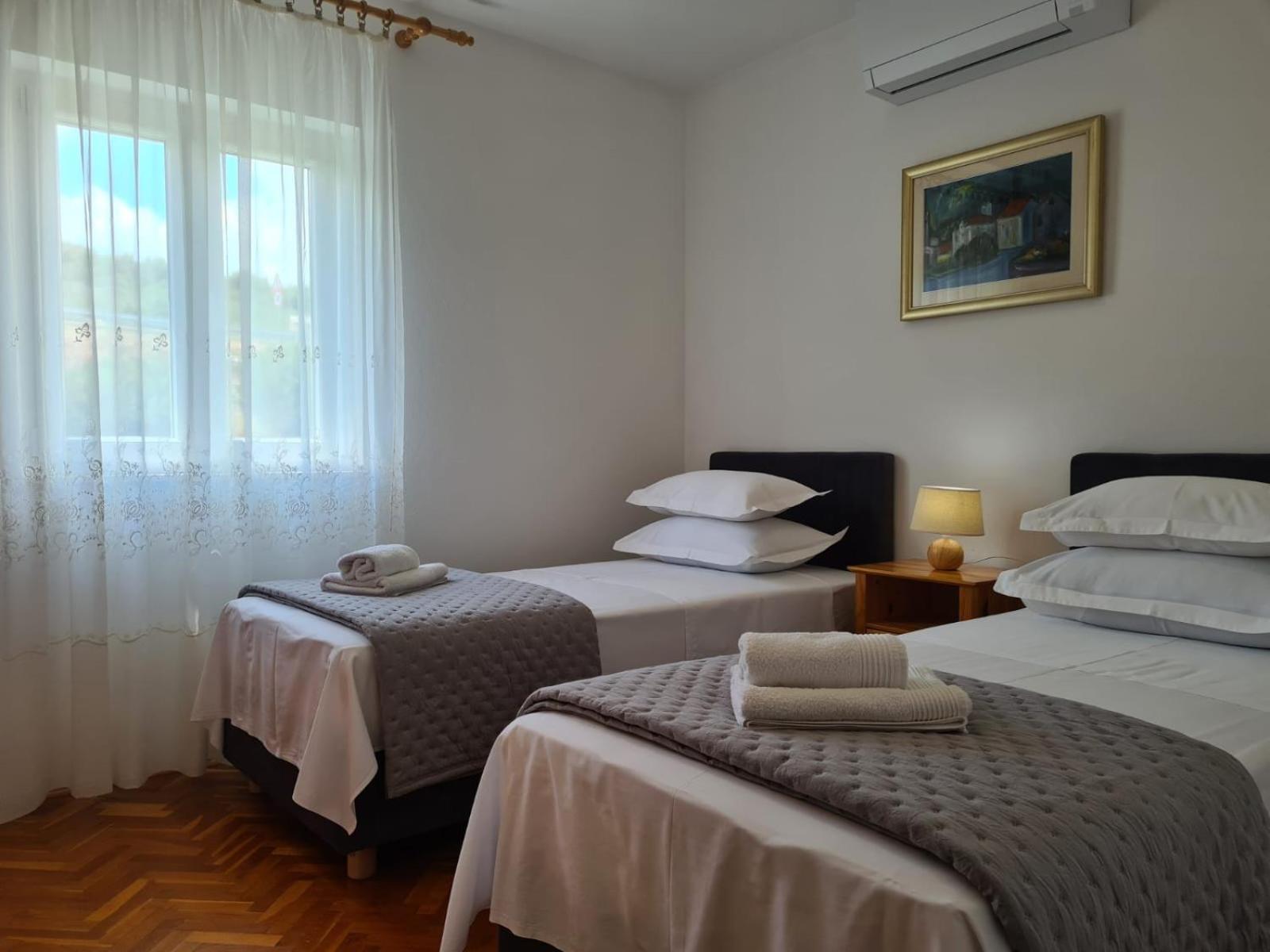 Apartments Jelena Supetar - Four Apartments - A Small House With A Private Yard - Two-Room Apartment With A Sea View - Studio Apartment - Two-Room Apartment With Garden View- Free Parking Buitenkant foto