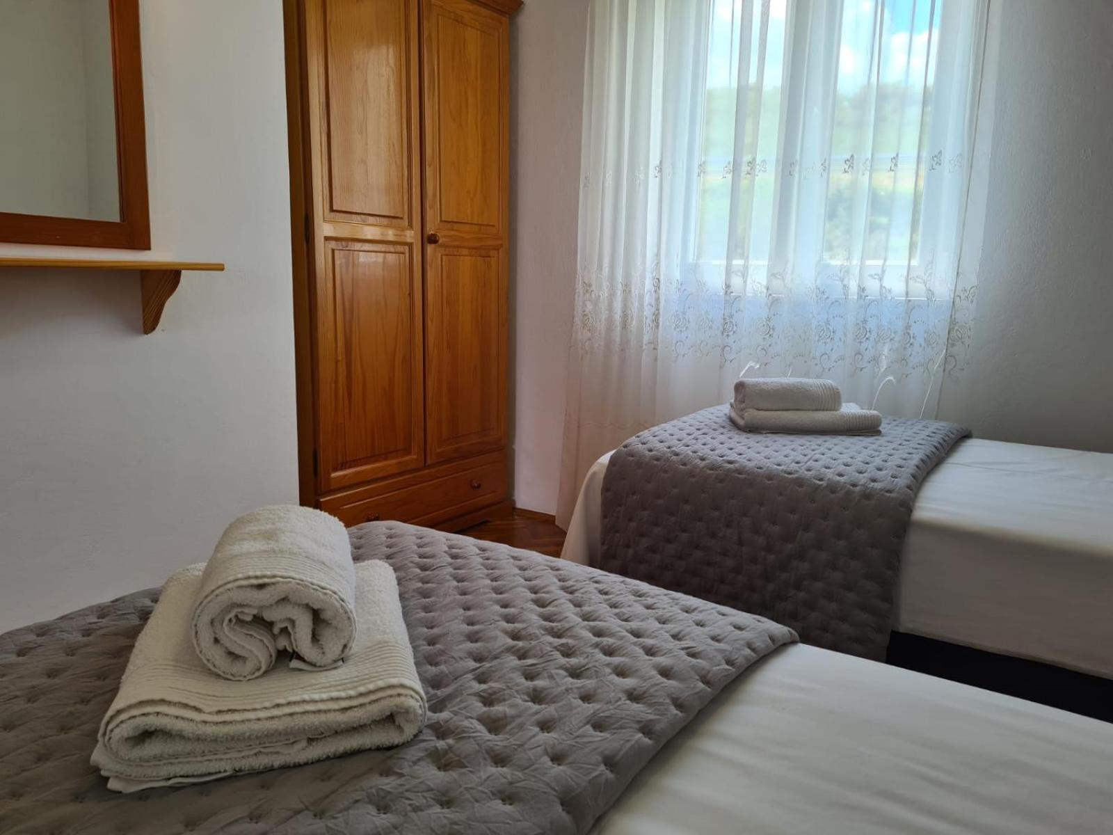 Apartments Jelena Supetar - Four Apartments - A Small House With A Private Yard - Two-Room Apartment With A Sea View - Studio Apartment - Two-Room Apartment With Garden View- Free Parking Buitenkant foto