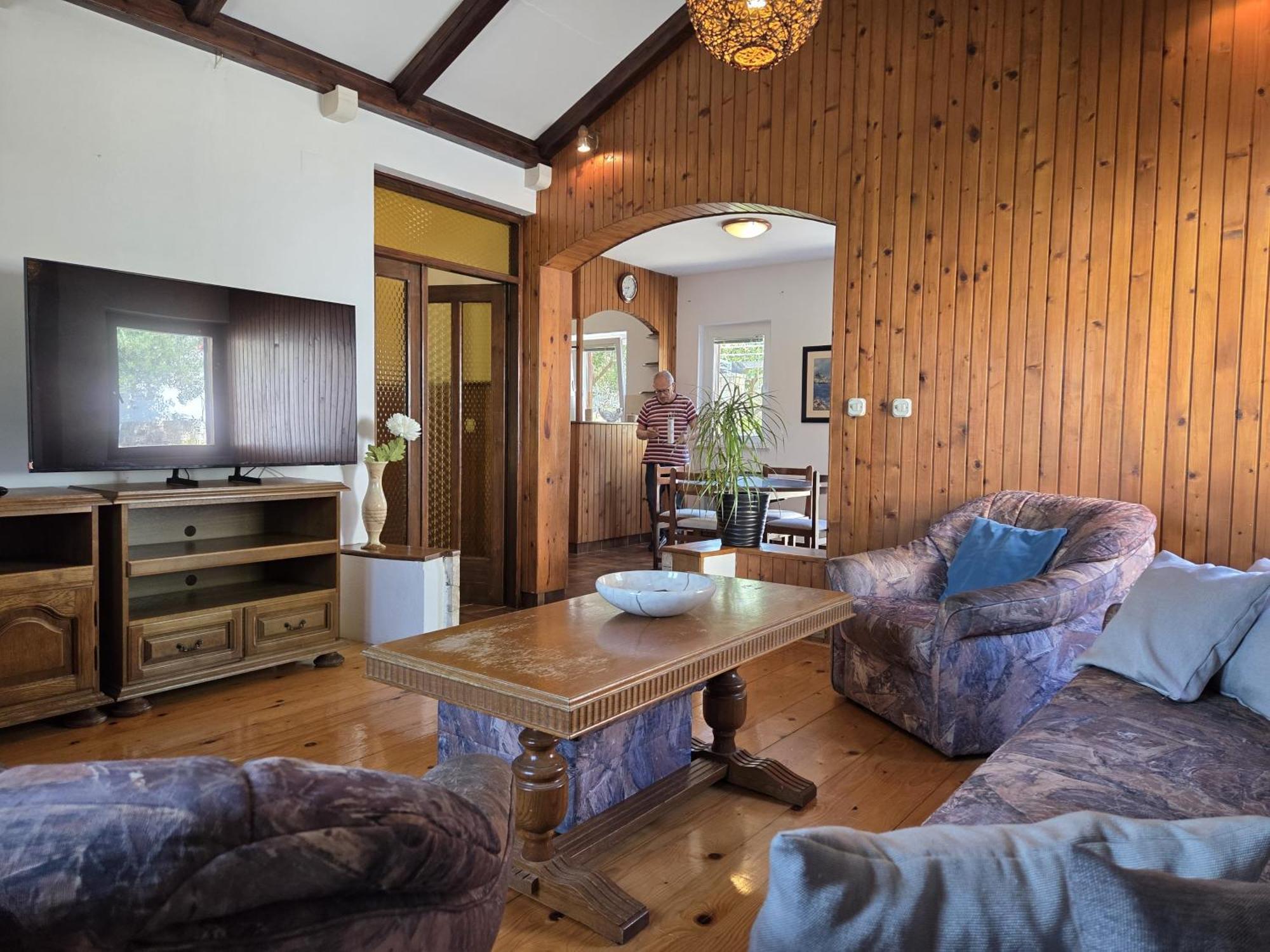 Apartments Jelena Supetar - Four Apartments - A Small House With A Private Yard - Two-Room Apartment With A Sea View - Studio Apartment - Two-Room Apartment With Garden View- Free Parking Buitenkant foto