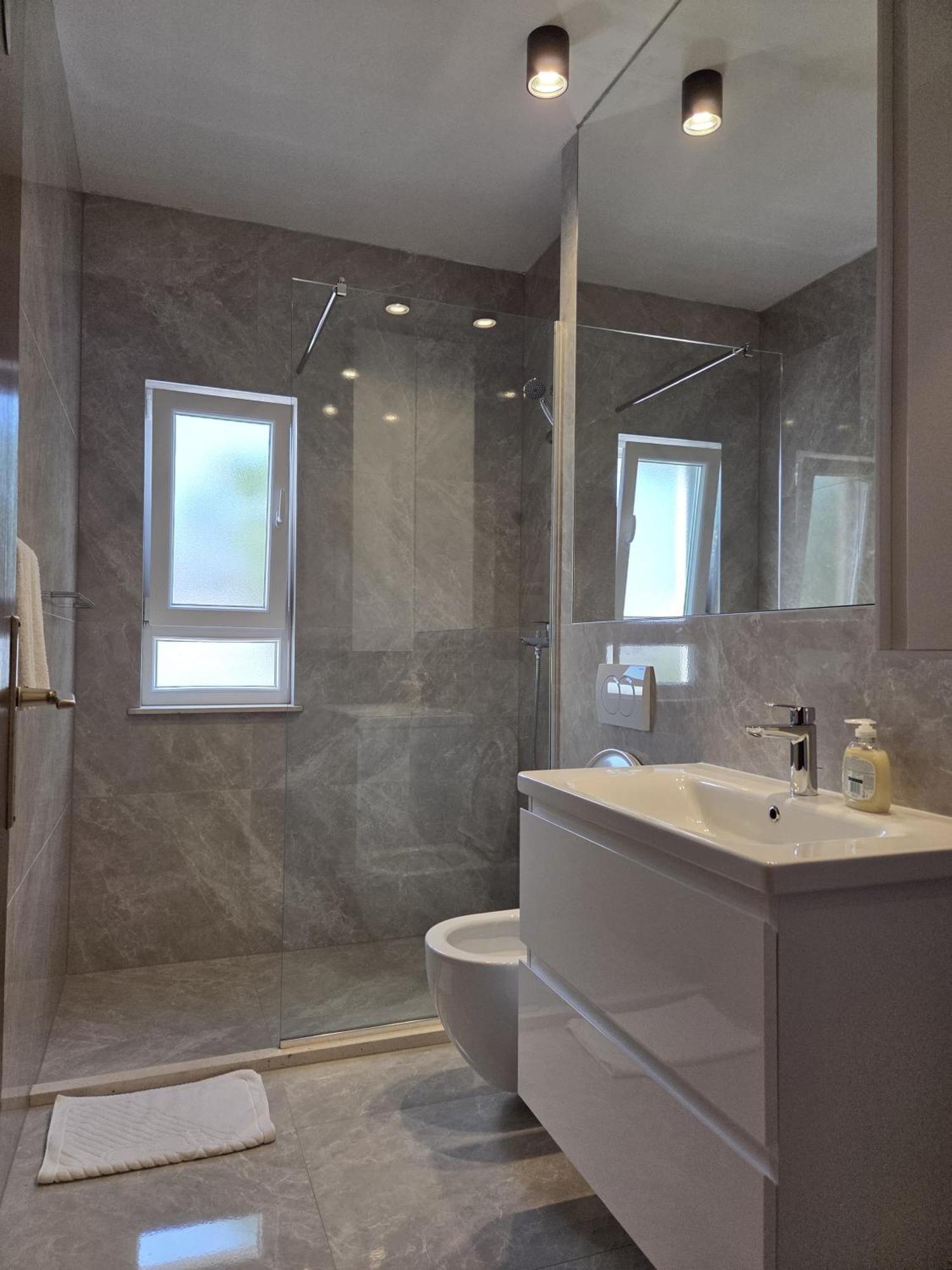 Apartments Jelena Supetar - Four Apartments - A Small House With A Private Yard - Two-Room Apartment With A Sea View - Studio Apartment - Two-Room Apartment With Garden View- Free Parking Buitenkant foto