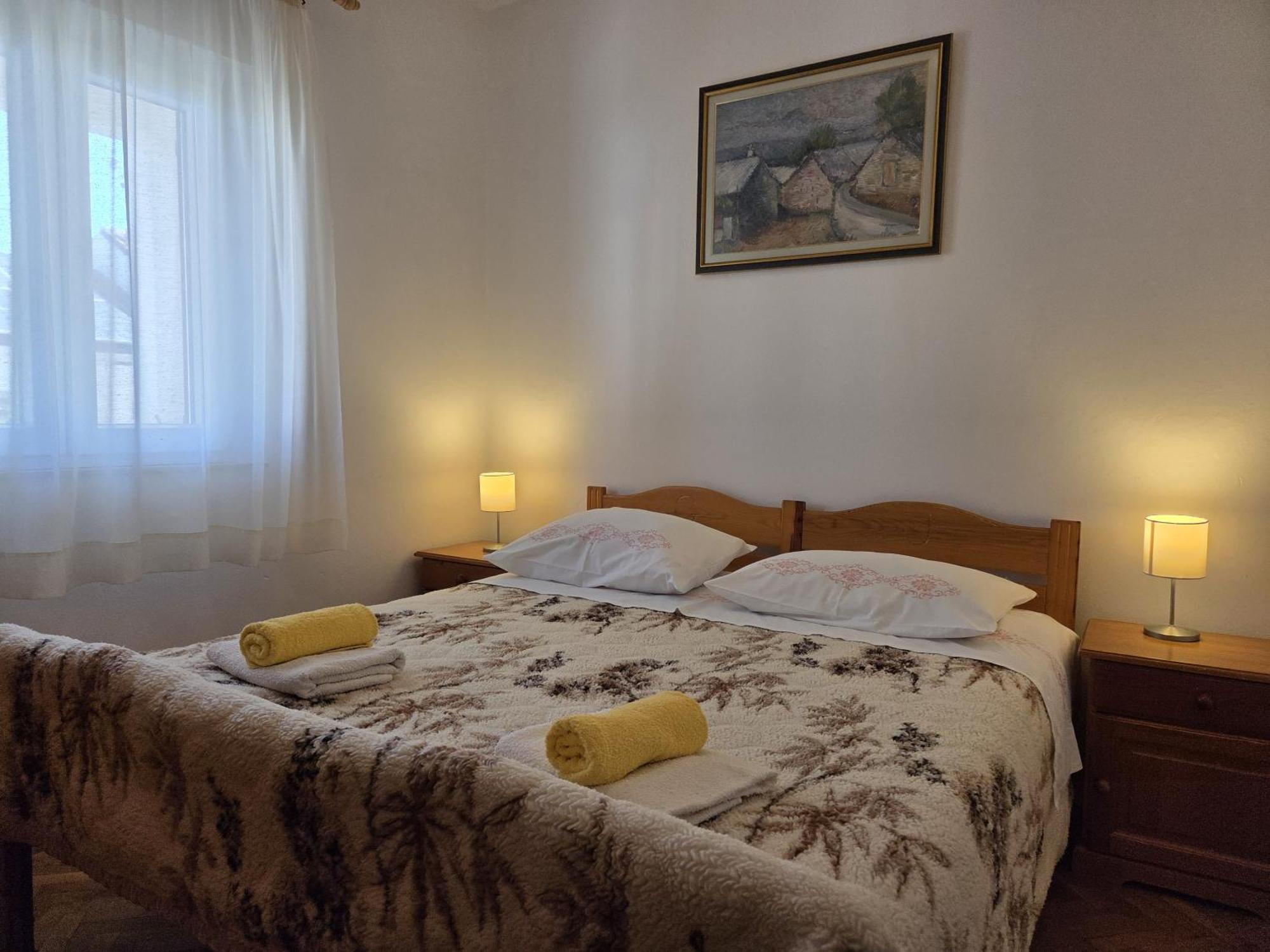 Apartments Jelena Supetar - Four Apartments - A Small House With A Private Yard - Two-Room Apartment With A Sea View - Studio Apartment - Two-Room Apartment With Garden View- Free Parking Buitenkant foto