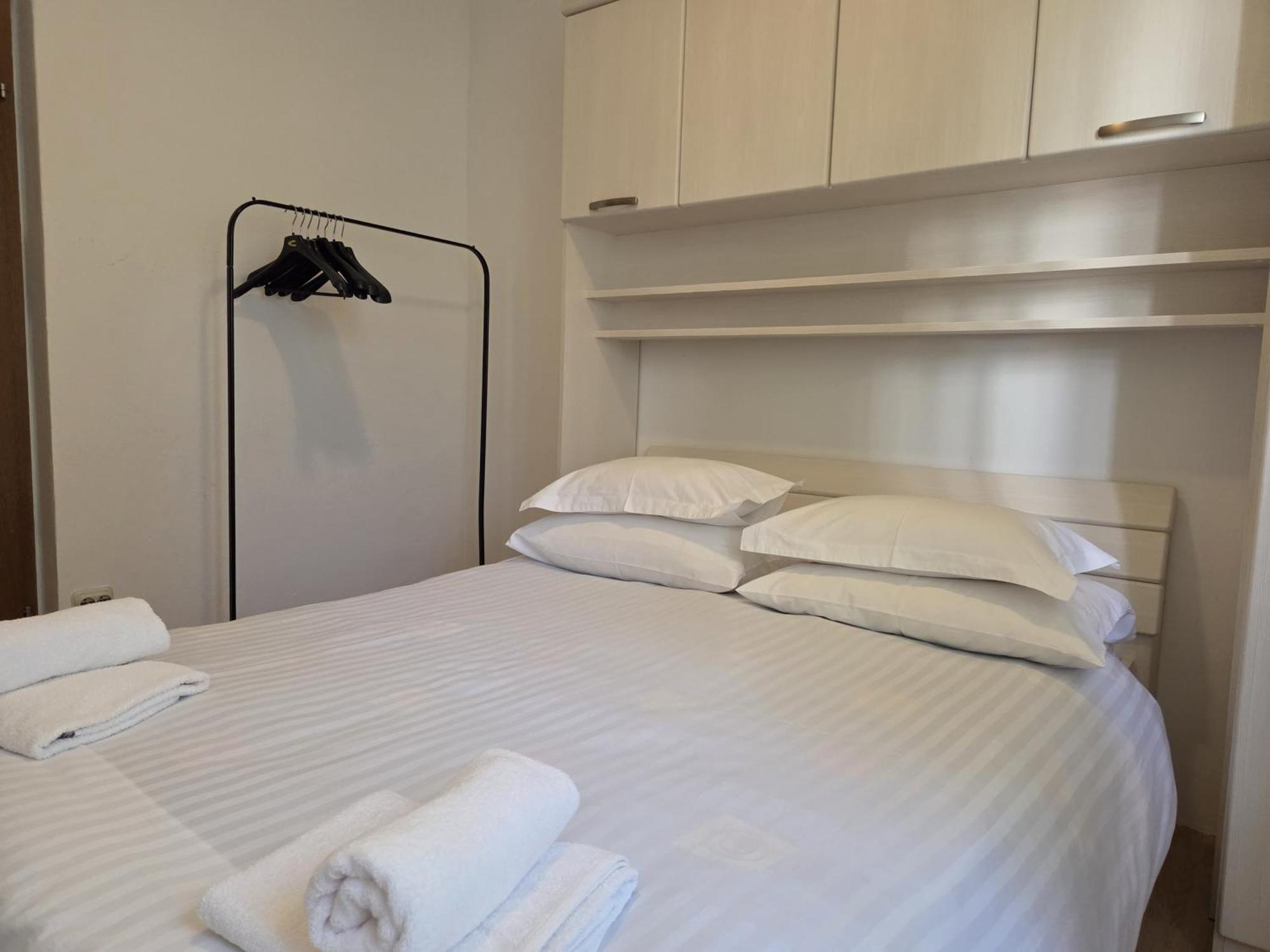 Apartments Jelena Supetar - Four Apartments - A Small House With A Private Yard - Two-Room Apartment With A Sea View - Studio Apartment - Two-Room Apartment With Garden View- Free Parking Buitenkant foto
