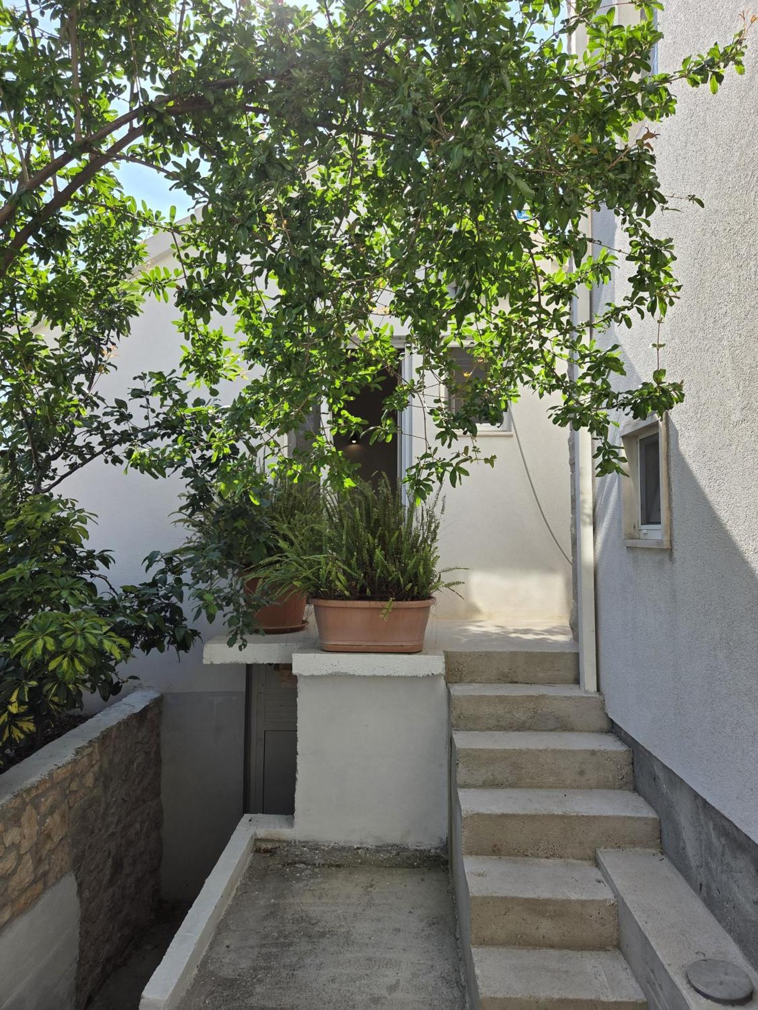 Apartments Jelena Supetar - Four Apartments - A Small House With A Private Yard - Two-Room Apartment With A Sea View - Studio Apartment - Two-Room Apartment With Garden View- Free Parking Buitenkant foto