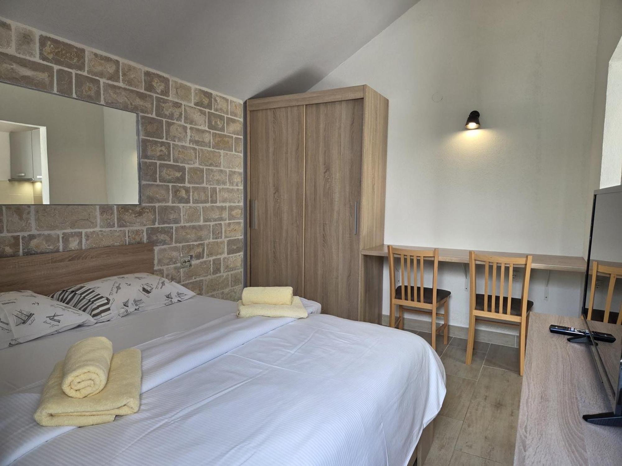 Apartments Jelena Supetar - Four Apartments - A Small House With A Private Yard - Two-Room Apartment With A Sea View - Studio Apartment - Two-Room Apartment With Garden View- Free Parking Buitenkant foto