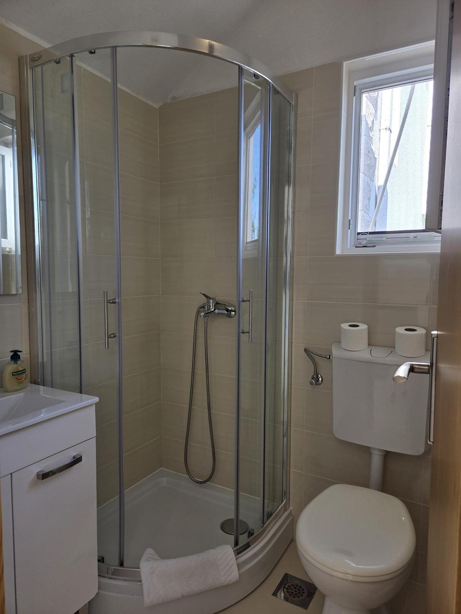 Apartments Jelena Supetar - Four Apartments - A Small House With A Private Yard - Two-Room Apartment With A Sea View - Studio Apartment - Two-Room Apartment With Garden View- Free Parking Buitenkant foto
